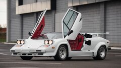 1987 Lamborghini Countach LP 5000 QV Resin Model in 1:18 Scale by GT Spirit (Lamborghini Countach 5000 Qv White)