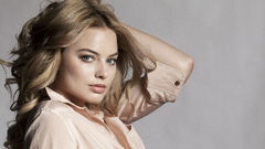 Margot Robbie Hands In Hairs